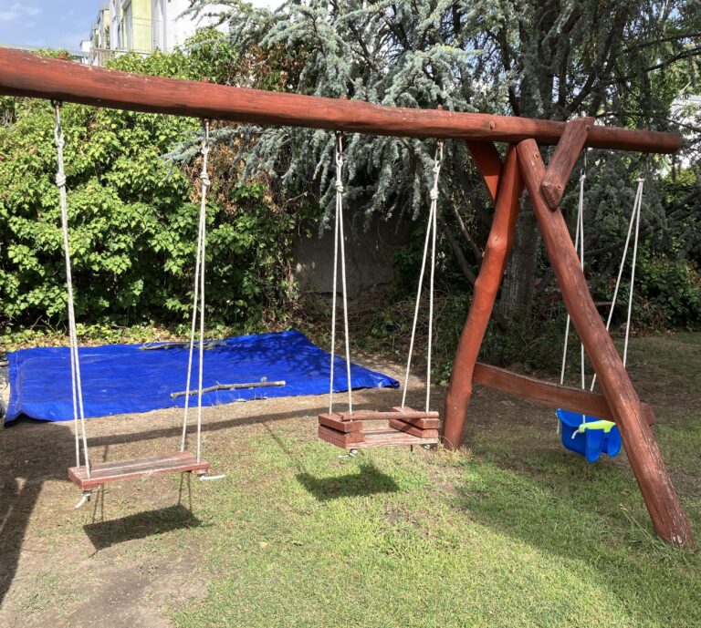 homokozó készült a hinta mögött