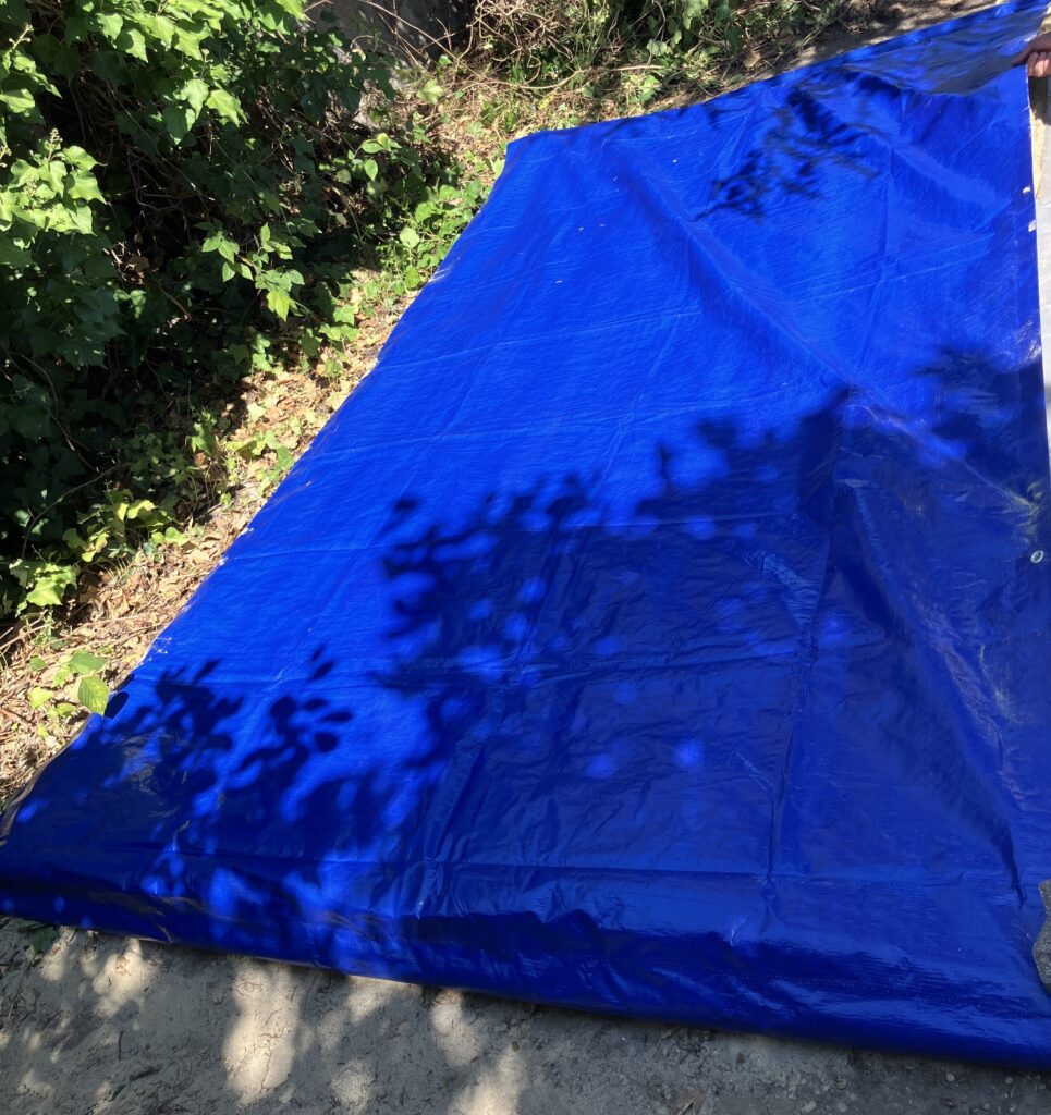 homokozófelújítás az újonnan varrt takaróponyvával