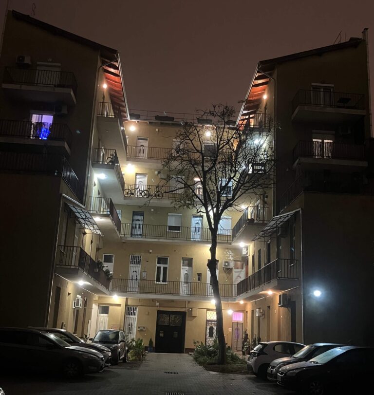 Társasház izzócsere után