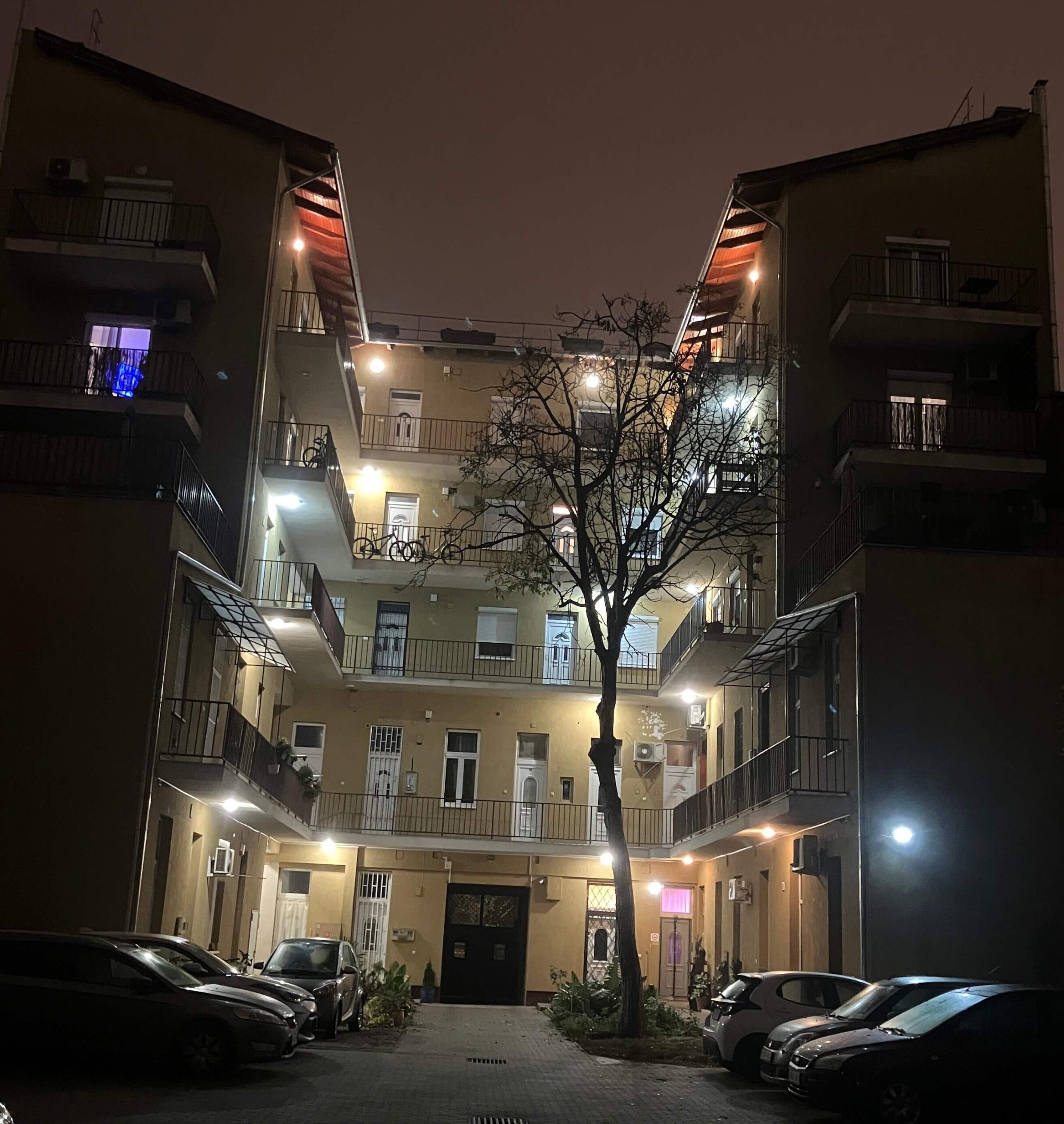 Társasház izzócsere után