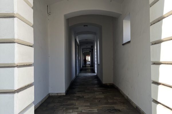 Történelmi boltíves folyosó kőburkolattal